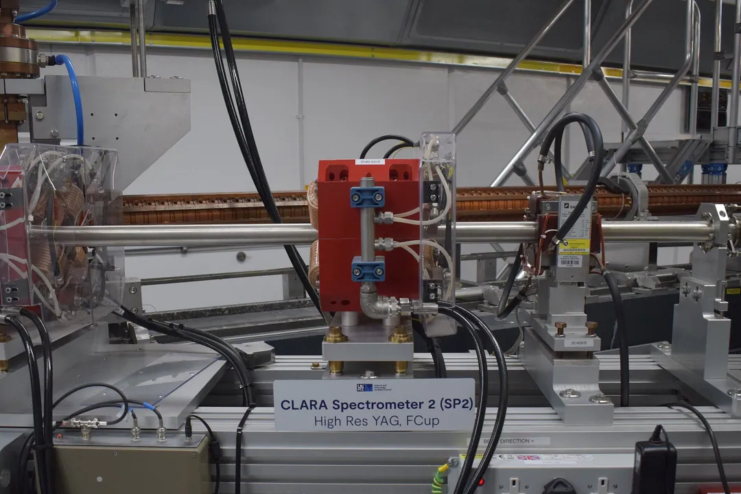 Instrumen spektroskopi dengan jalur laser biru di meja laboratorium